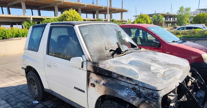 Imperia, auto in fiamme sul lungomare Marinai d'Italia