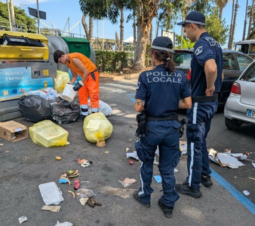 Diano Marina, tolleranza zero sui rifiuti: scattano controlli e multe da 1.000 euro Diano Marina, tolleranza zero sui rifiuti: scattano controlli e multe da 1.000 euro