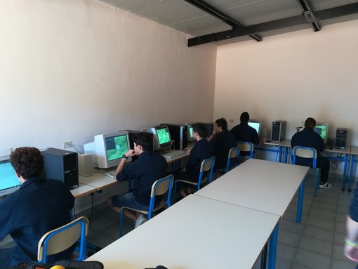 Imperia: grazie al progetto "Service Learning" alcuni studenti dell'ITIS hanno rimesso in funzione l'aula di informatica della scuola di Castelvecchio Imperia: grazie al progetto "Service Learning" alcuni studenti dell'ITIS hanno rimesso in funzione l'aula di informatica della scuola di Castelvecchio