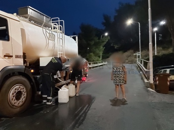 Una delle autobotti impegnate nella distribuzione dell'acqua Una delle autobotti impegnate nella distribuzione dell'acqua