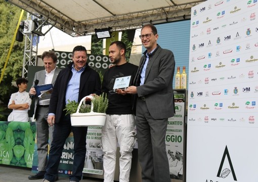 Diano Marina: Andrea Benvegna, un Negroni alla brace per il Premio Aromatica Diano Marina: Andrea Benvegna, un Negroni alla brace per il Premio Aromatica