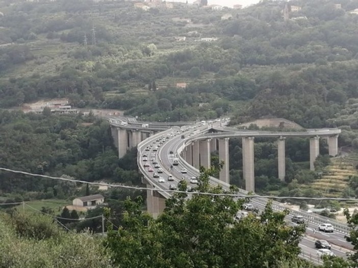Rientro di Ferragosto: traffico in tilt sulla A10 con code di 25 km