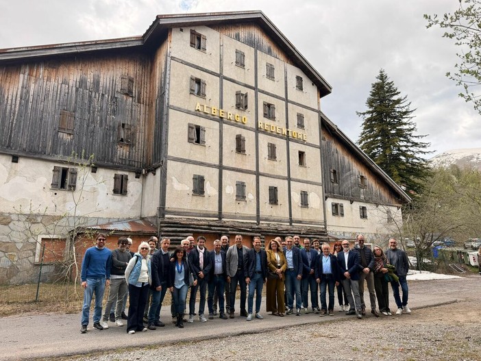 Monesi, al via la demolizione dell’ex albergo Redentore