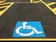 Disabile in vacanza a Diano Marina ritrova sul parabrezza della sua auto escrementi svuotati da un sacchetto