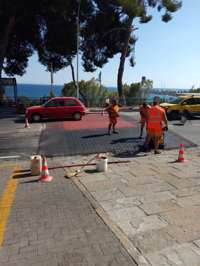 Imperia: posizionato l'attraversamento pedonale rialzato davanti al Comune, Gagliano "Ne arriveranno altri" (foto)