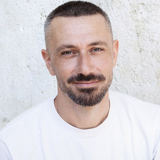 Alessandro Arcodia conduce il talk dal titolo ‘La comicità tra gli algoritmi' al teatro Cavour di Imperia