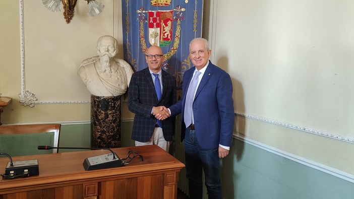 Imperia, Abbo lascia la guida della Provincia: "Due anni e mezzo di lavoro intenso, tanti gli interventi sull'edilizia e la viabilità. Per la Riviera Trasporti sono fiducioso" (foto e video) Imperia, Abbo lascia la guida della Provincia: "Due anni e mezzo di lavoro intenso, tanti gli interventi sull'edilizia e la viabilità. Per la Riviera Trasporti sono fiducioso" (foto e video)