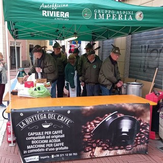 Sabato di festa a Oneglia: gli Alpini regalano cioccolata e sorrisi