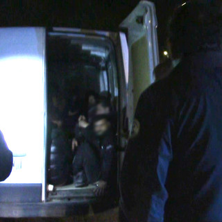 Arrestati tre passeur: all'interno di un camion trovati nascosti 15 migranti tra cui una donna (foto)