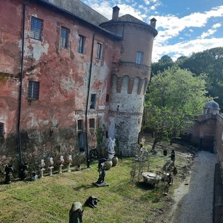 Saluzzo, parziale veduta in anteprima dell'Antiquariato da giardino, in allestimento negli spazi esterni della Castiglia, dove il 10 maggio si apre la 47 Mostra nazionale dell'Antiquariato Saluzzo, parziale veduta in anteprima dell'Antiquariato da giardino, in allestimento negli spazi esterni della Castiglia, dove il 10 maggio si apre la 47 Mostra nazionale dell'Antiquariato