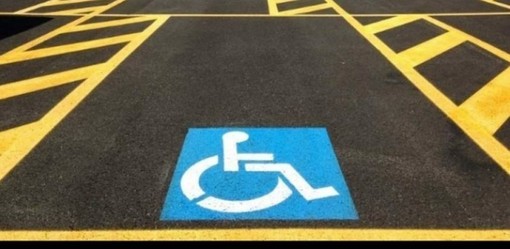 Disabile in vacanza a Diano Marina ritrova sul parabrezza della sua auto escrementi svuotati da un sacchetto