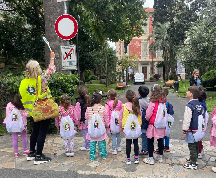 Diano Marina, i bambini dell'Infanzia della S.S. Annunziata a scuola di educazione stradale