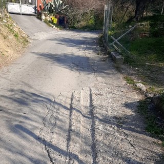 Imperia, asfalto gruviera e proteste in regione Panegai: "Questa strada non è sicura"