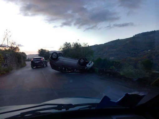 Auto ribaltata sulla strada per Dolcedo