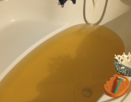 Caramagna, acqua giallastra dai rubinetti: i residenti chiedono interventi urgenti