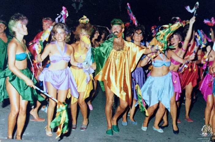 ACCADDE OGGI, 21 AGOSTO 1983: Torna l'August Parade. Diano Marina in festa per l'attesissimo carnevale estivo ACCADDE OGGI, 21 AGOSTO 1983: Torna l'August Parade. Diano Marina in festa per l'attesissimo carnevale estivo