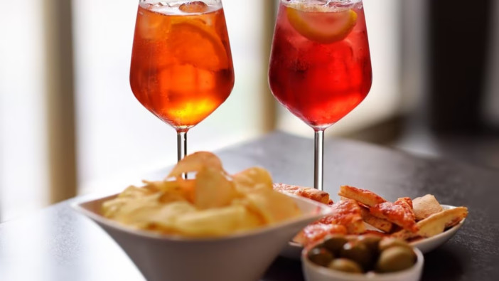 Imperia, aperitivo alla Marina. Una turista: "Da mangiare solo per tre, la Coca non dà diritto agli stuzzichini" Imperia, aperitivo alla Marina. Una turista: "Da mangiare solo per tre, la Coca non dà diritto agli stuzzichini"
