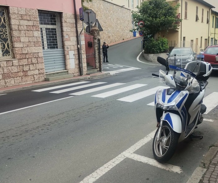 Incidente all’incrocio tra via Dante e via Nazionale, la denuncia di Daniela Bozzano: "Qui ci vuole un semaforo" Incidente all’incrocio tra via Dante e via Nazionale, la denuncia di Daniela Bozzano: "Qui ci vuole un semaforo"