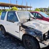 Imperia, auto in fiamme sul lungomare Marinai d'Italia