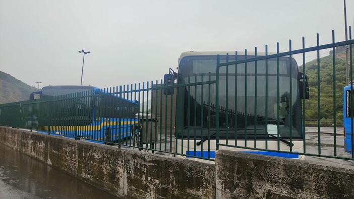 Autobus della Riviera Trasporti, l'odissea dei pendolari della valle Impero