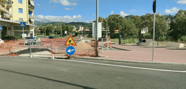 “Metti la cera togli la cera”, sui social si scatena il dibattito per il ritorno al doppio senso di marcia sull’Argine destro “Metti la cera togli la cera”, sui social si scatena il dibattito per il ritorno al doppio senso di marcia sull’Argine destro