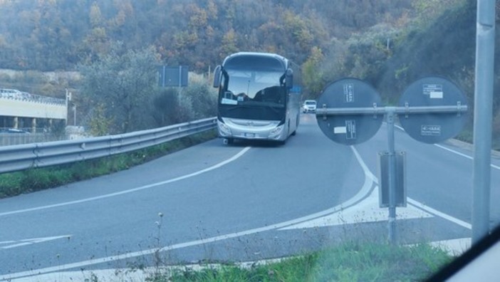 Valle Arroscia, studenti a piedi: saltano i bus del trasporto scolastico