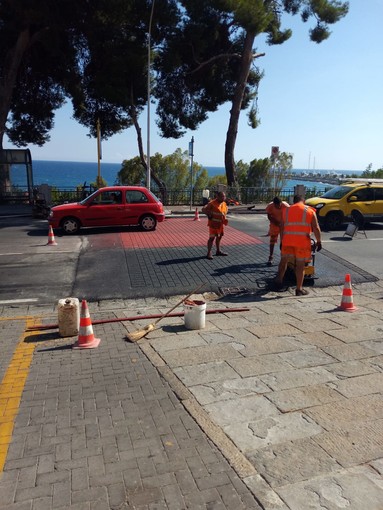 Imperia: posizionato l'attraversamento pedonale rialzato davanti al Comune, Gagliano "Ne arriveranno altri" (foto) Imperia: posizionato l'attraversamento pedonale rialzato davanti al Comune, Gagliano "Ne arriveranno altri" (foto)
