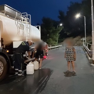 Una delle autobotti impegnate nella distribuzione dell'acqua Una delle autobotti impegnate nella distribuzione dell'acqua