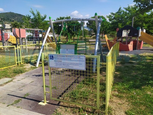 L'altalena presente, prima della rimozione, al parco urbano