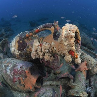 4 MARZO 1984. Imperia reclama le sue anfore romane abbandonate sui fondali davanti al porto 4 MARZO 1984. Imperia reclama le sue anfore romane abbandonate sui fondali davanti al porto