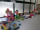 Coronavirus, Diano Marina: continua l'impegno dell'Atelier dei bimbi. Tanti libri, vestiti e giochi consegnati alle famiglie