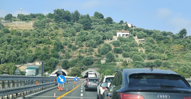 Traffico da bollino rosso in Riviera tra rientri e ultime partenze per il penultimo weekend di agosto