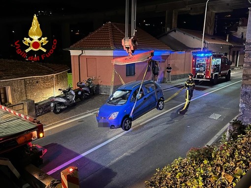 Imperia, 30enne percorre con l'auto la scalinata della chiesa di Castelvecchio e rimane incastrato: in azione i vigili del fuoco (foto) Imperia, 30enne percorre con l'auto la scalinata della chiesa di Castelvecchio e rimane incastrato: in azione i vigili del fuoco (foto)