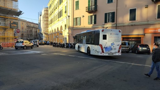 Studenti del Golfo Dianese lasciati a piedi dai bus di Riviera Trasporti, proteste dei genitori: “L’azienda è informata ma tace”