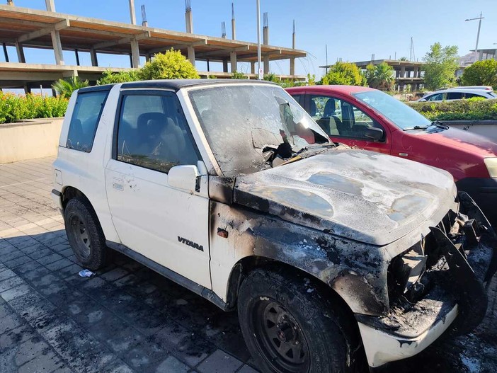Imperia, auto in fiamme sul lungomare Marinai d'Italia