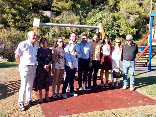 Imperia: installata l'altalena inclusiva al parco giochi della Rabina (foto)