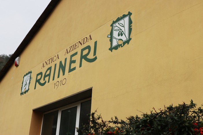 Chiusanico, la Raineri sostiene la Dieta Mediterranea: testimonial non solo l’olio ma anche olive, tonno, pomodori, pesto e acciughe Chiusanico, la Raineri sostiene la Dieta Mediterranea: testimonial non solo l’olio ma anche olive, tonno, pomodori, pesto e acciughe