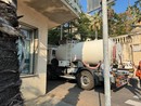L'autobotte sotto la Prefettura