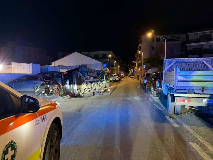 Auto si ribalta nella notte in via XXV Aprile a Imperia: ferita una donna di 50 anni Auto si ribalta nella notte in via XXV Aprile a Imperia: ferita una donna di 50 anni