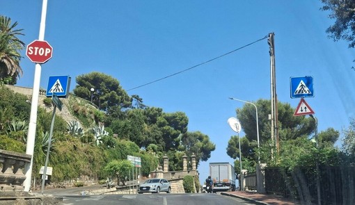 Sicurezza stradale a Imperia, in via Battaglione Alpini di Pieve di Teco un attraversamento che spaventa i pedoni Sicurezza stradale a Imperia, in via Battaglione Alpini di Pieve di Teco un attraversamento che spaventa i pedoni
