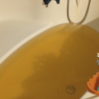 Caramagna, acqua giallastra dai rubinetti: i residenti chiedono interventi urgenti