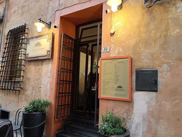 L’Antica Taverna, ristorante pizzeria al Parasio cerca personale di sala per l’estate