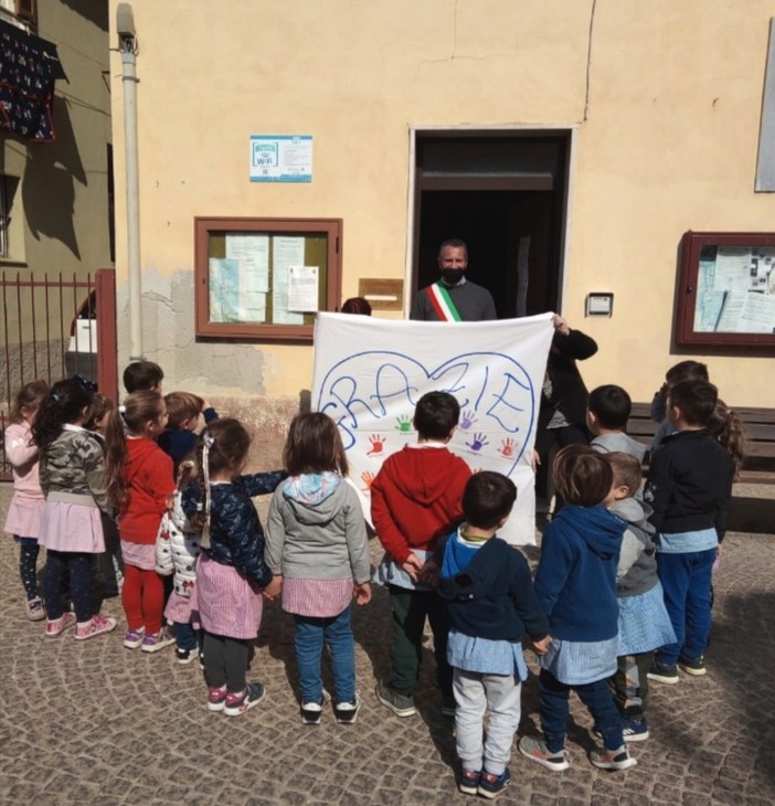 Diano San Pietro, il &quot;grazie&quot; di bimbi e maestre al Comune per la nuova area giochi alla scuola 'Lanterno' (foto)