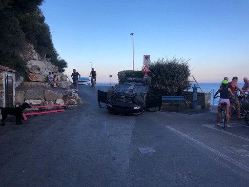 Imperia, coppia olandese si ribalta con l'auto all'ingresso dell'Incompiuta Imperia, coppia olandese si ribalta con l'auto all'ingresso dell'Incompiuta