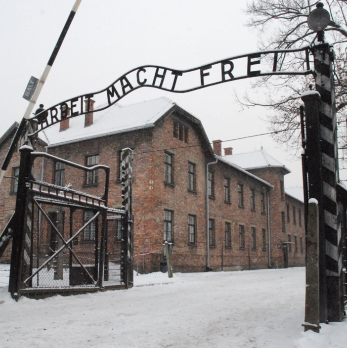 Nei luoghi della Memoria: gli studenti imperiesi in visita ad Auschwitz Nei luoghi della Memoria: gli studenti imperiesi in visita ad Auschwitz
