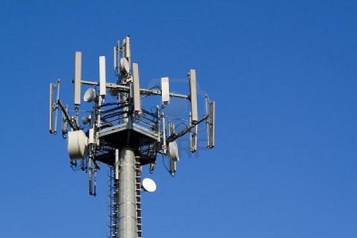 Causa legale per stazione telefonica, il Comune si deve difendere contro una società di telecomunicazioni