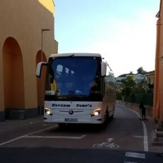 Autobus sulla pista ciclabile a Imperia: ennesimo caso di scambio per strada carrabile