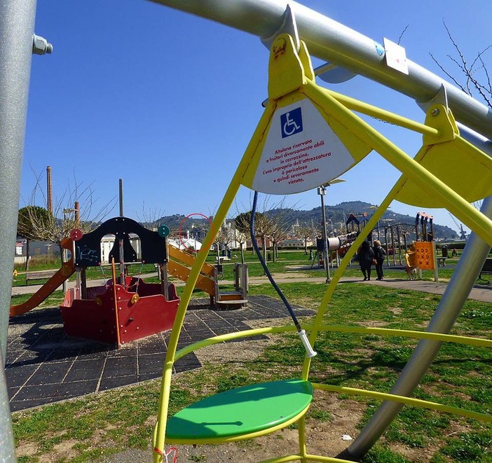 Imperia, l'assessore Gandolfo risponde alla 'Giraffa a rotelle' sull'altalena al parco urbano: "Data l'area in concessione, loro hanno scelto così"