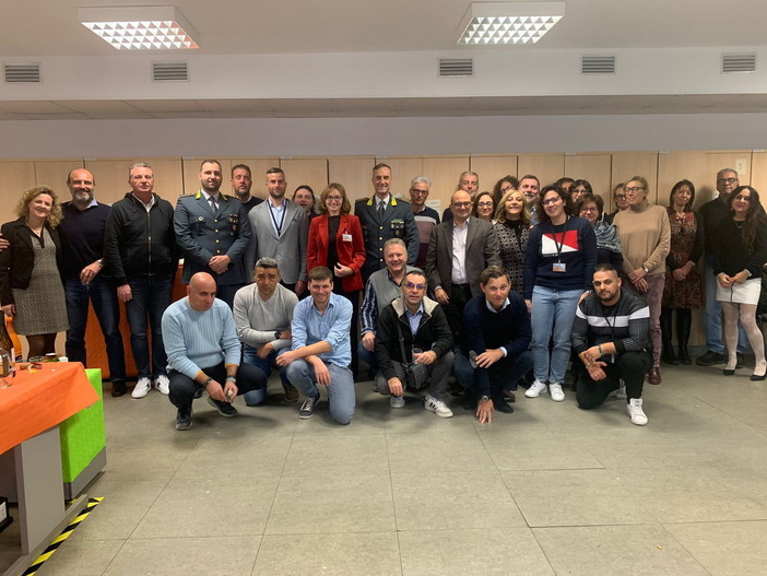 Sanremo: scambio di auguri tra il personale della D.P. di Imperia dell’Agenzia delle entrate e la Guardia di finanza Sanremo: scambio di auguri tra il personale della D.P. di Imperia dell’Agenzia delle entrate e la Guardia di finanza