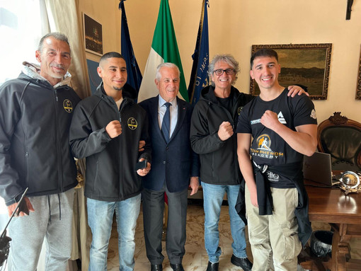 Imperia, il pugile Andrea Cikalleshi ricevuto a Palazzo Civico dal sindaco Scajola